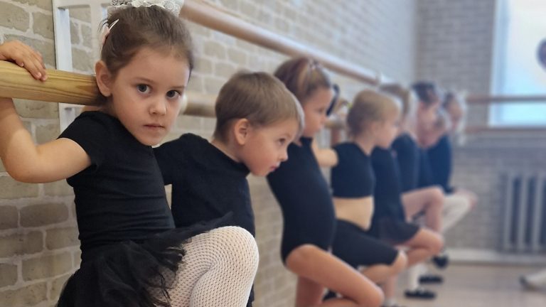 Дети осваивают хореографический станок