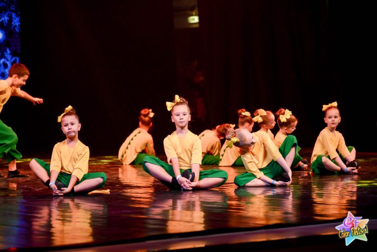 Дети на танцевальном конкурсе