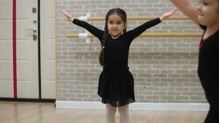 V-позиция в детском танце