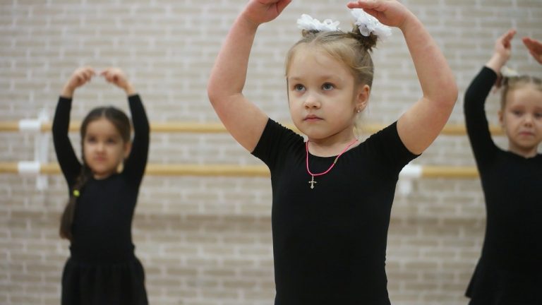 3-я классическая позиция рук в детском танце