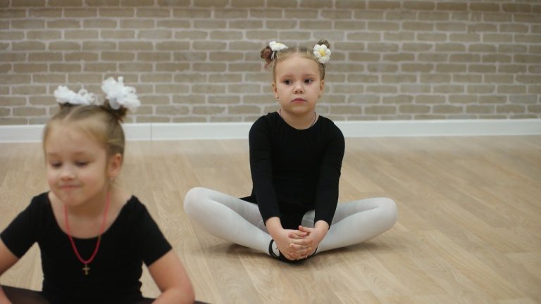 Дети и упражнение "Бабочка"