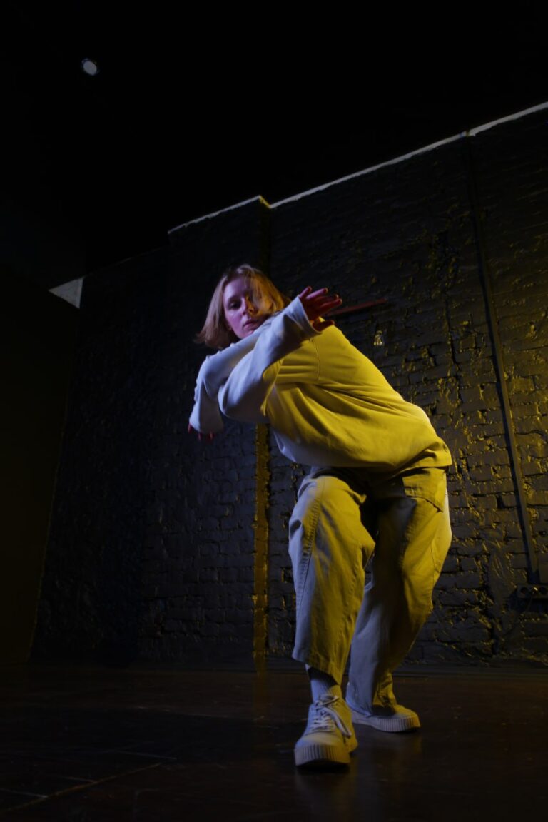 Грув - руки скрещены