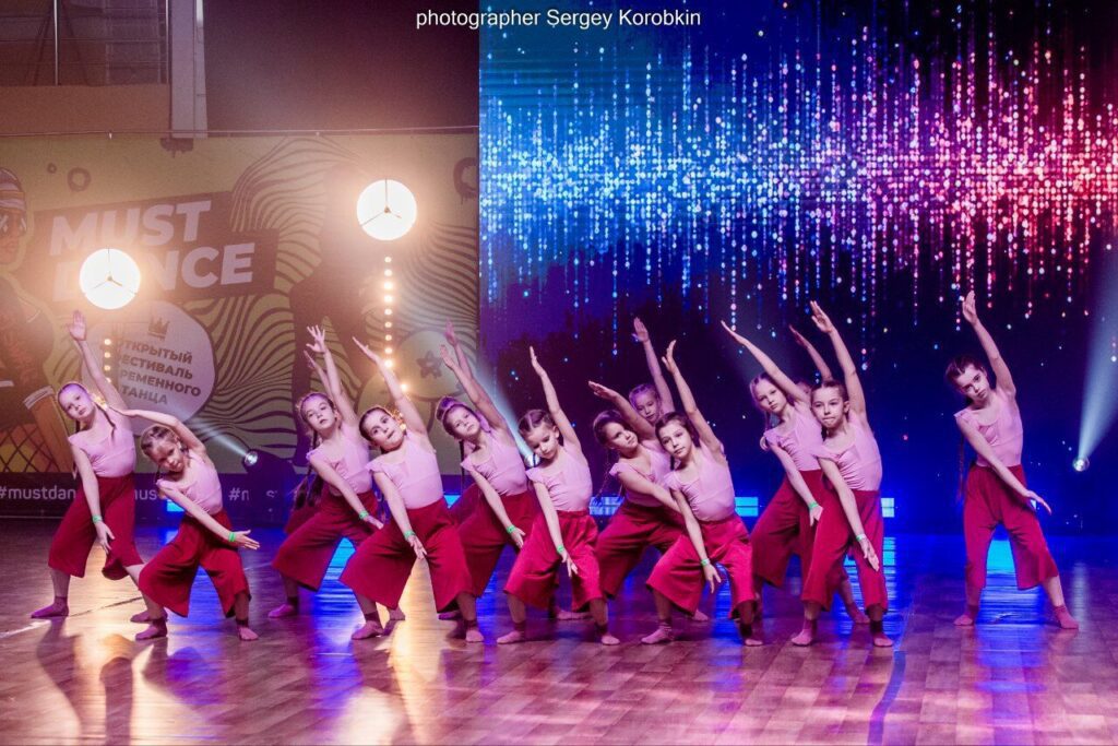 Дети 7-9 лет танцуют на конкурсе Must dance