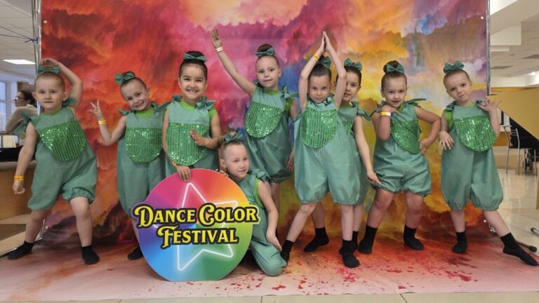 Группа детей 3х лет на танцевальном конкурсе