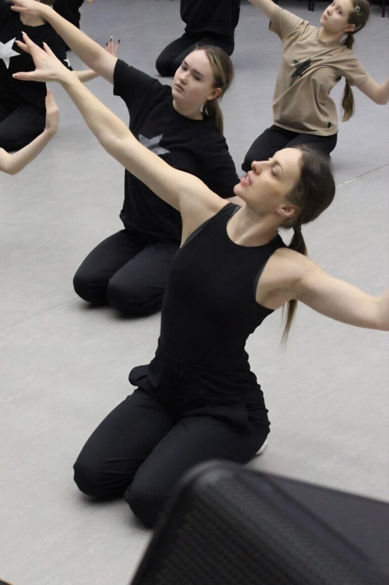 Татьяна Дегтярева проводит занятие по танцам