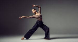 девушка-танцовщица в динамичной, но изящной позе Lady Dance