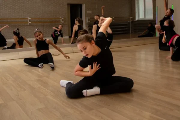 Ребенок занимается хореографией