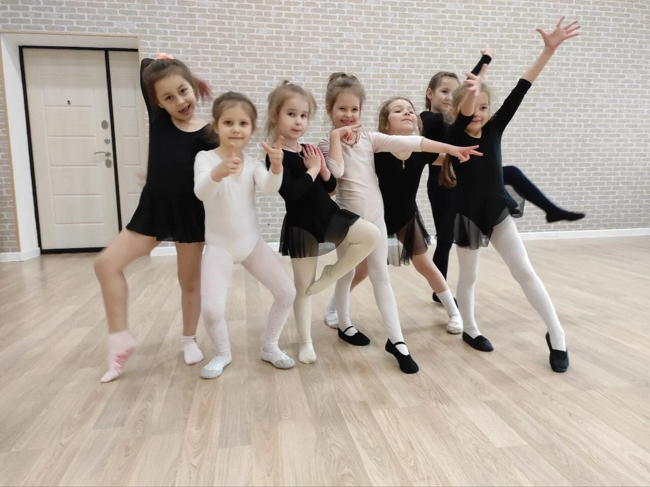 Танцевальное занятие в студии