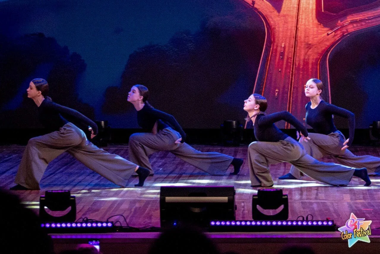 Девушки-юниоры "Большой медведицы" на конкурсе танца