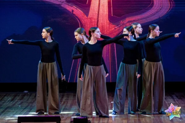 Девушки "Большой медведицы" на сцене