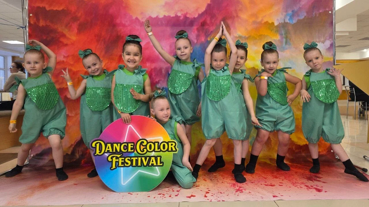 Группа детей 3х лет на танцевальном конкурсе