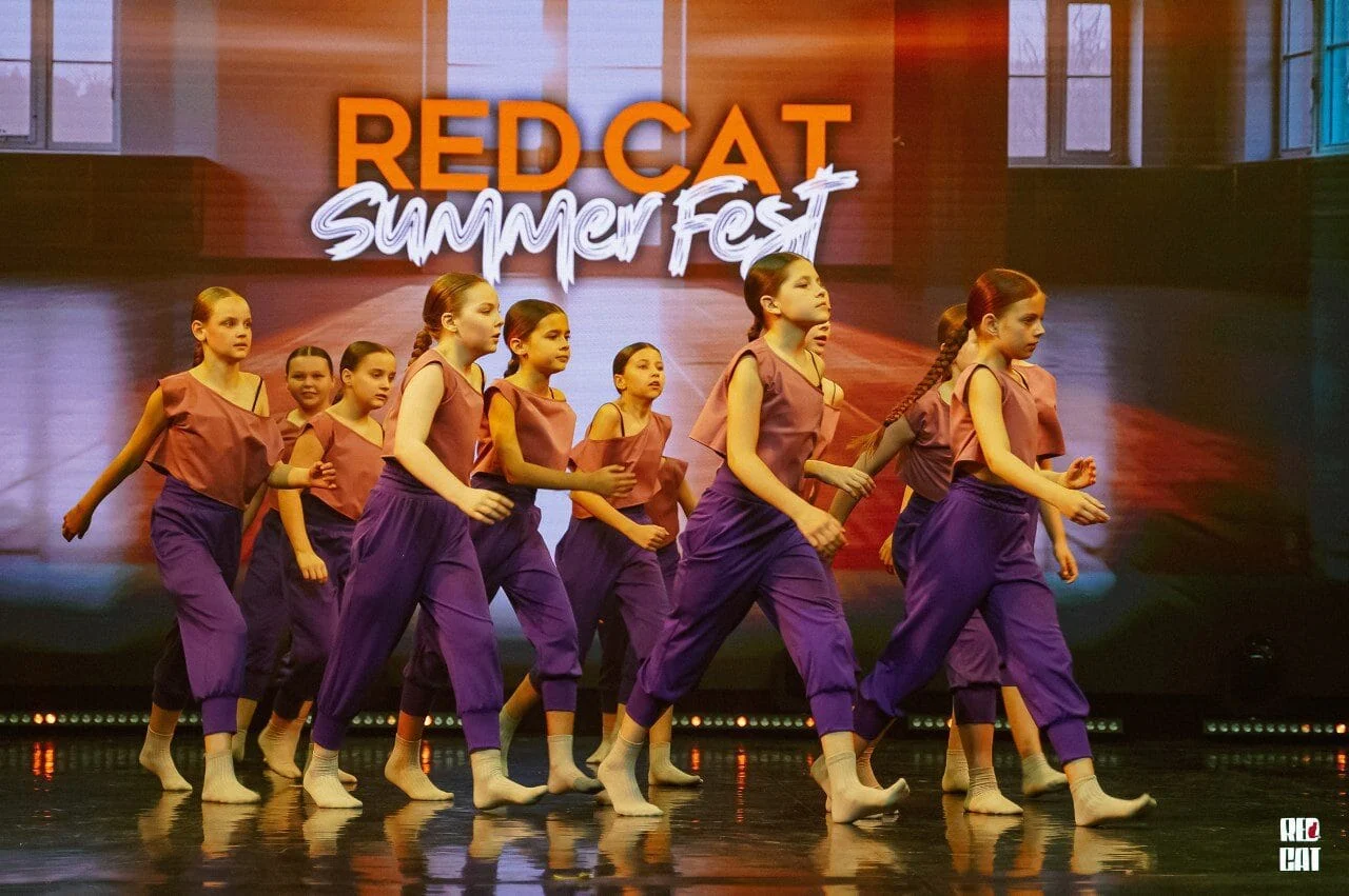 Девочки готовятся к поддержке в танце