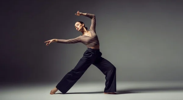 девушка-танцовщица в динамичной, но изящной позе Lady Dance